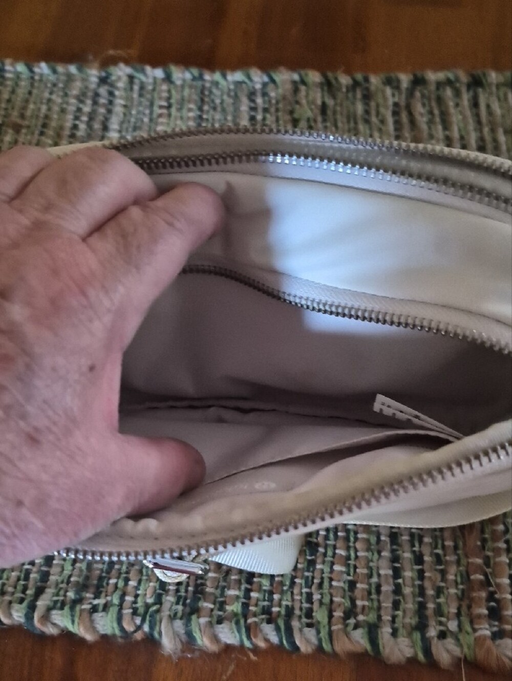LuLu Lemon Crossbody Bag 2L  Bag Cream Color Nwot - Picture 5 of 6
